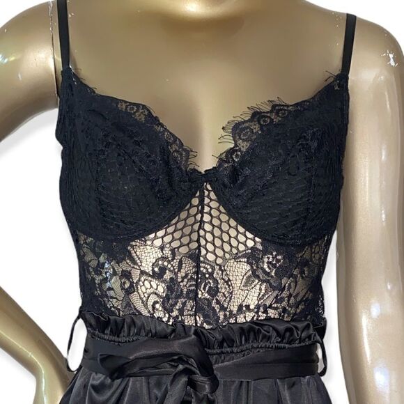 Beautiful black satin & lace lingerie inspired romper. Size M. Back zip - Picture 5 of 6
